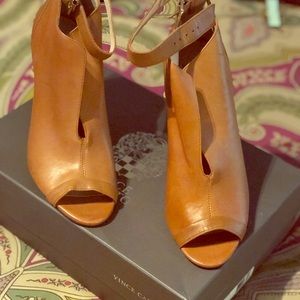 NIB VINCE CAMUTO OPEN TOE HEALS